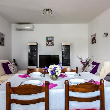Apartman Koraca Roč Buitenkant foto