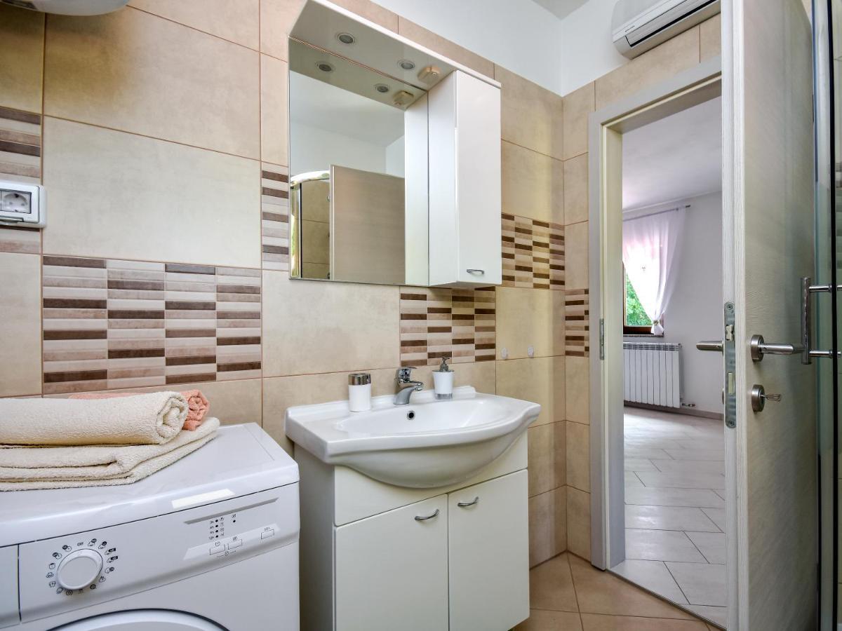 Apartman Koraca Roč Buitenkant foto